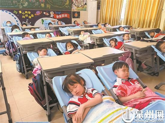 学校配备“午休神器”学生午休从趴睡变躺睡
