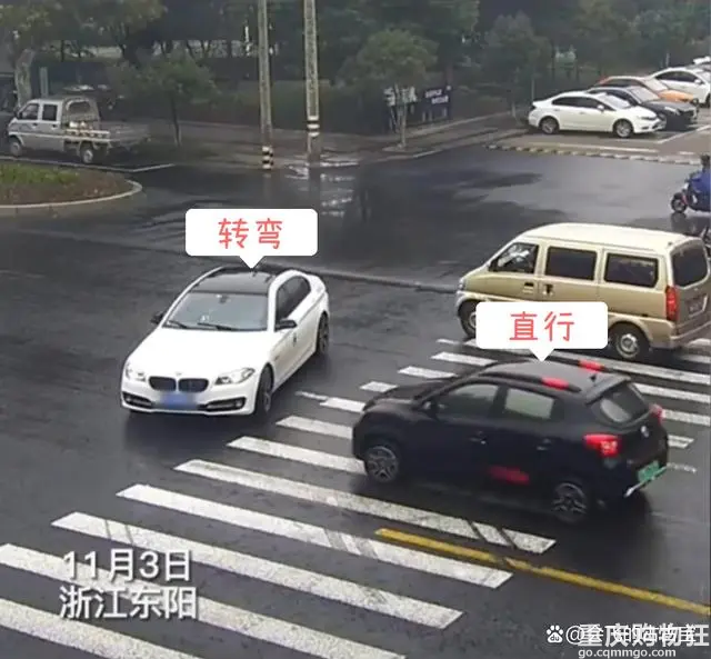 吃“瓜”吃到自己身上，男子骑车看热闹被后车撞倒