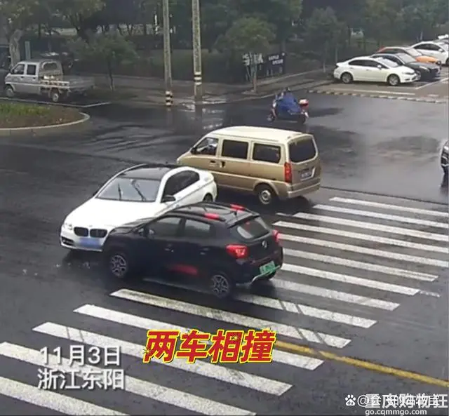 吃“瓜”吃到自己身上，男子骑车看热闹被后车撞倒