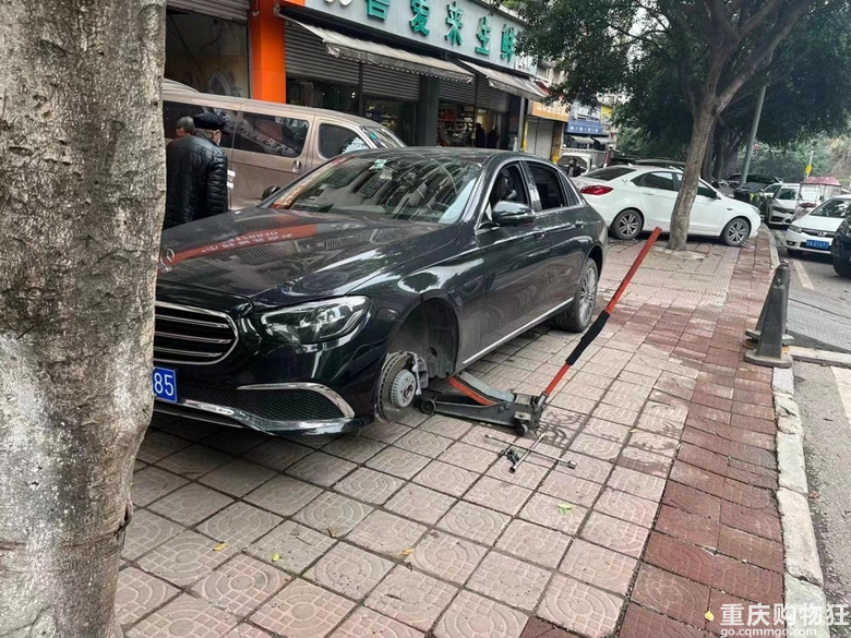 这几天开车出门的朋友，注意马路中间的钉子，已经有人“中弹”了