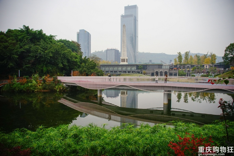 金色的幸福广场和多彩百林湖