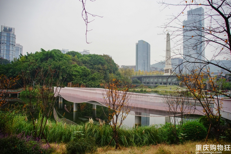 金色的幸福广场和多彩百林湖