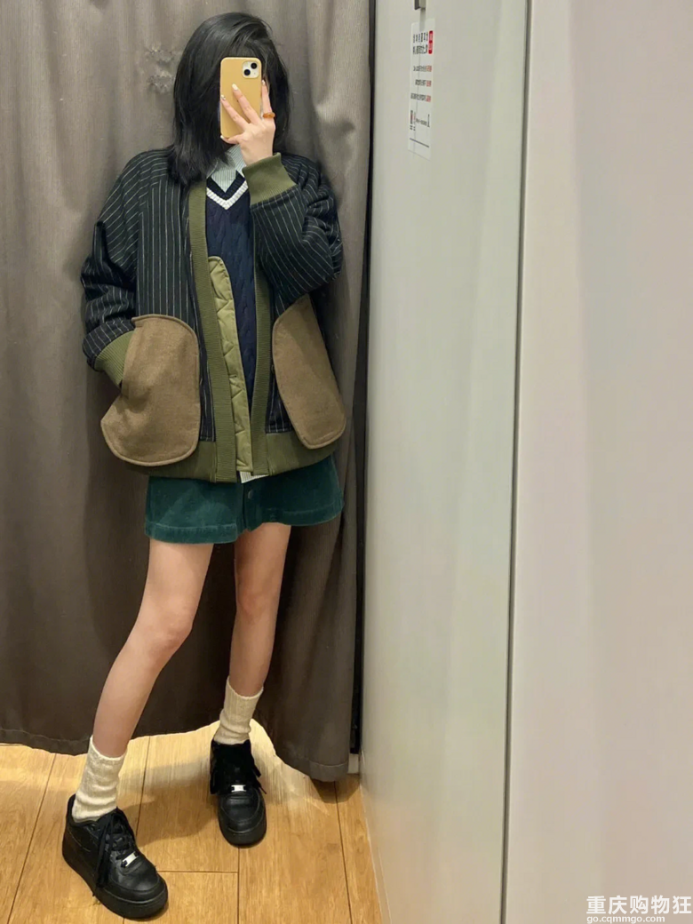这条墨绿mini裙还蛮日系的，灯芯绒面料有复古味道
