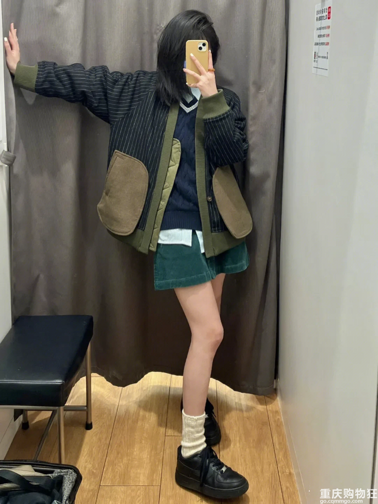 这条墨绿mini裙还蛮日系的，灯芯绒面料有复古味道