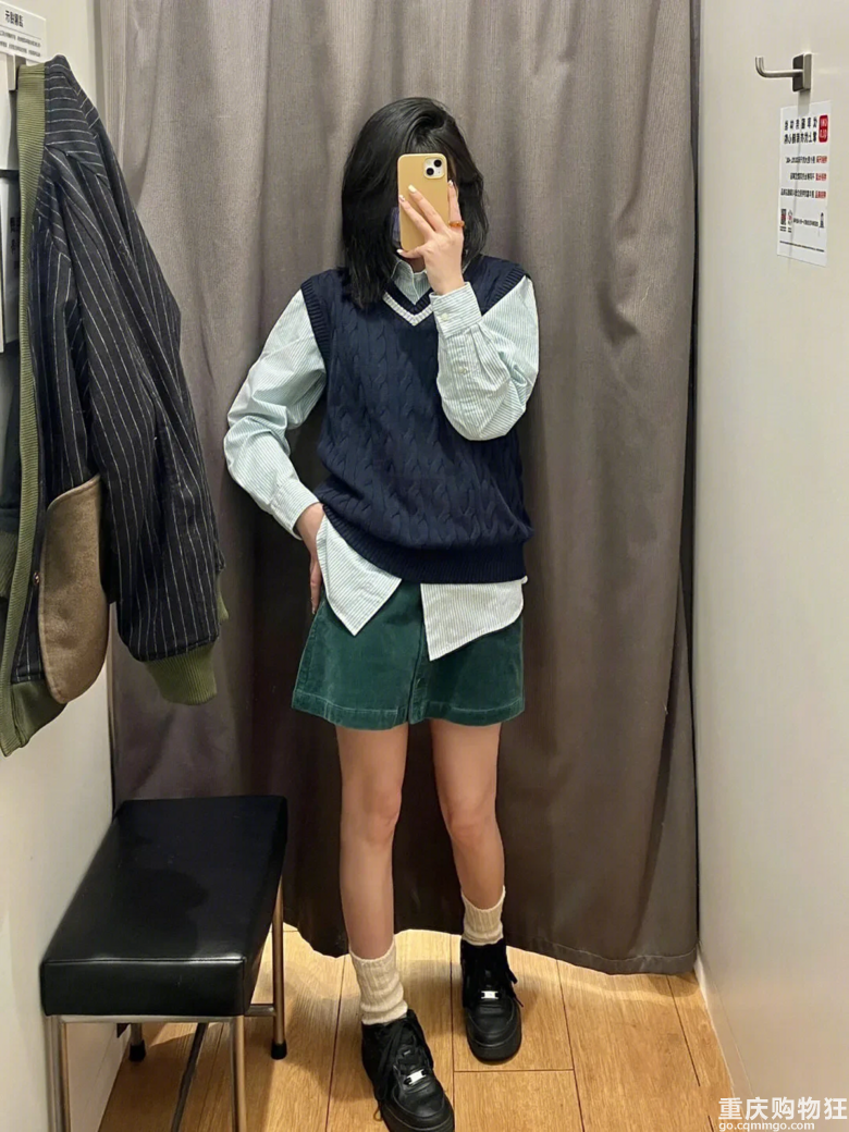 这条墨绿mini裙还蛮日系的，灯芯绒面料有复古味道