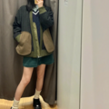 这条墨绿mini裙还蛮日系的，灯芯绒面料有复古味道