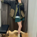 这条墨绿mini裙还蛮日系的，灯芯绒面料有复古味道