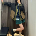 这条墨绿mini裙还蛮日系的，灯芯绒面料有复古味道