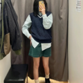这条墨绿mini裙还蛮日系的，灯芯绒面料有复古味道