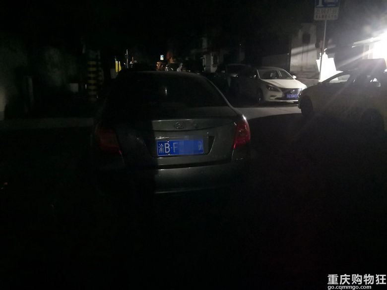 沙坪坝区杨梨路卫星半岛小区旁边的支路车辆乱停乱放，夜晚更严重