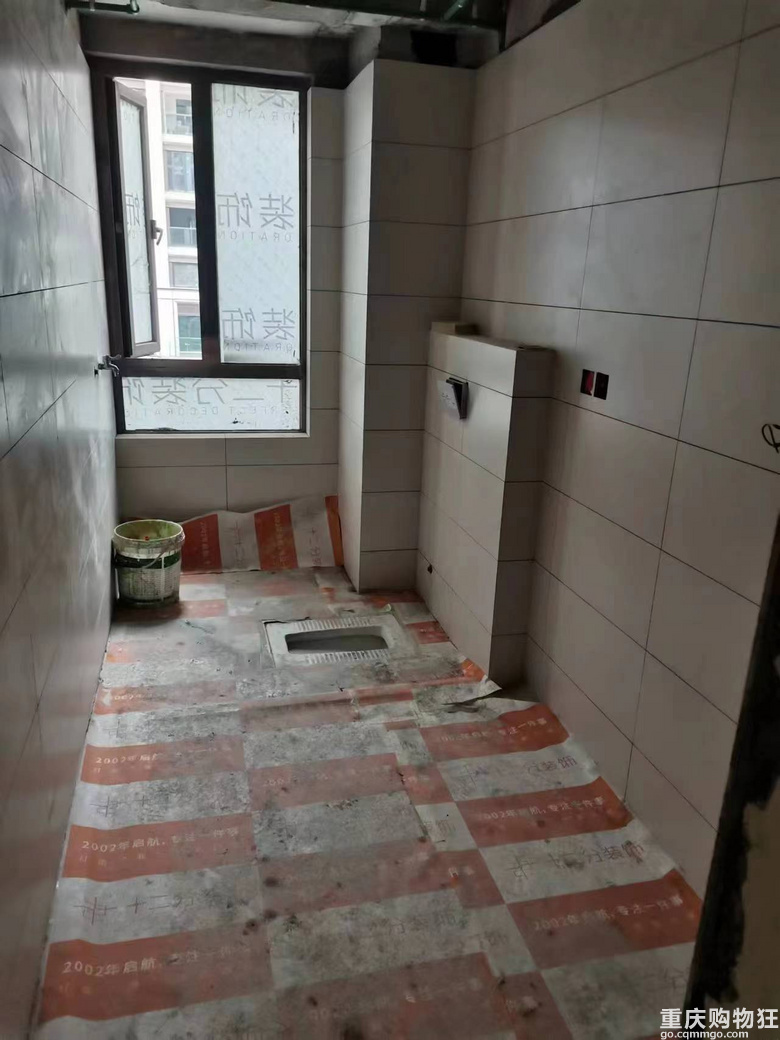 原本为了美观设计的隐藏式蹲便器，成为了现在制约淋浴房的最大元素。