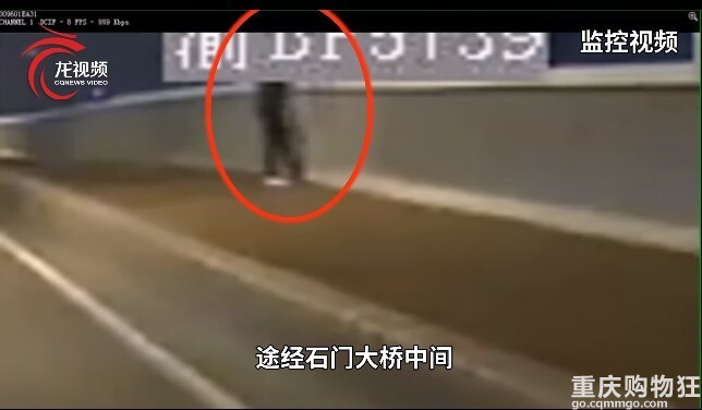 生死一瞬！重庆公交司机一秒拉回深夜欲跳桥轻生男子