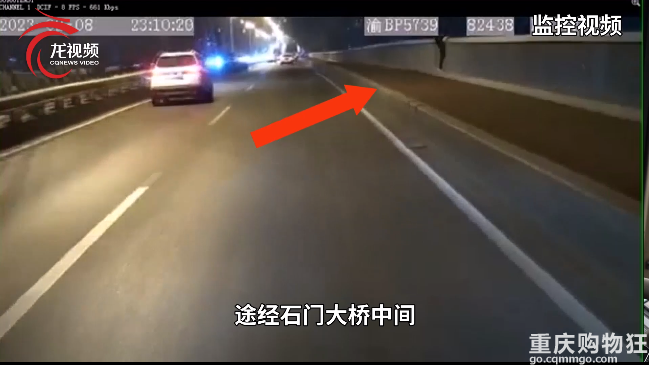生死一瞬！重庆公交司机一秒拉回深夜欲跳桥轻生男子