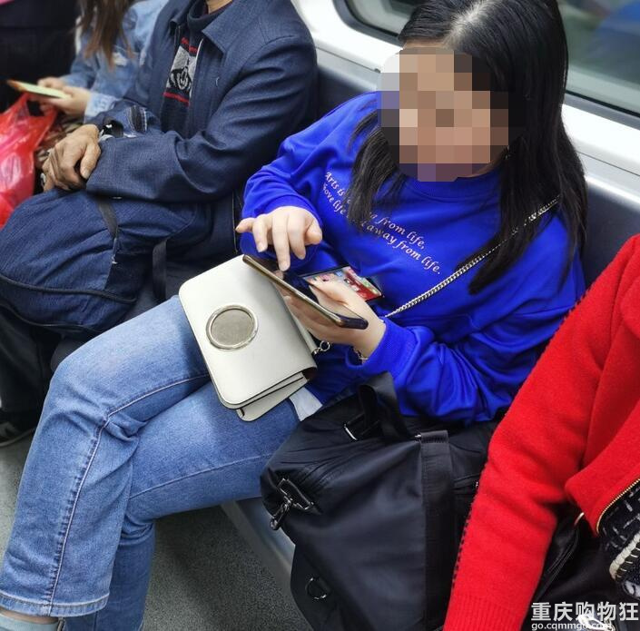 拥挤6号地铁包包占位的女人