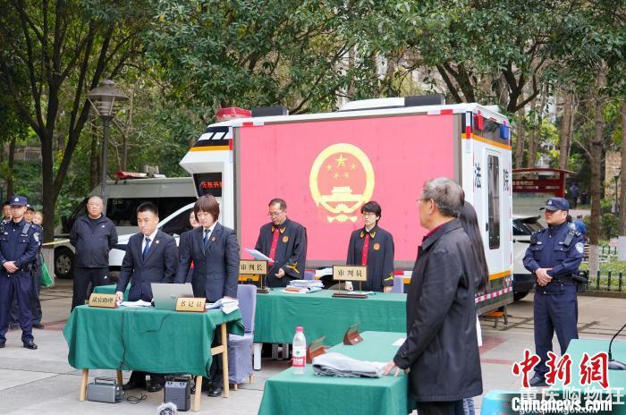 市民遭“天降”横祸，小区物业和54户业主成被告
