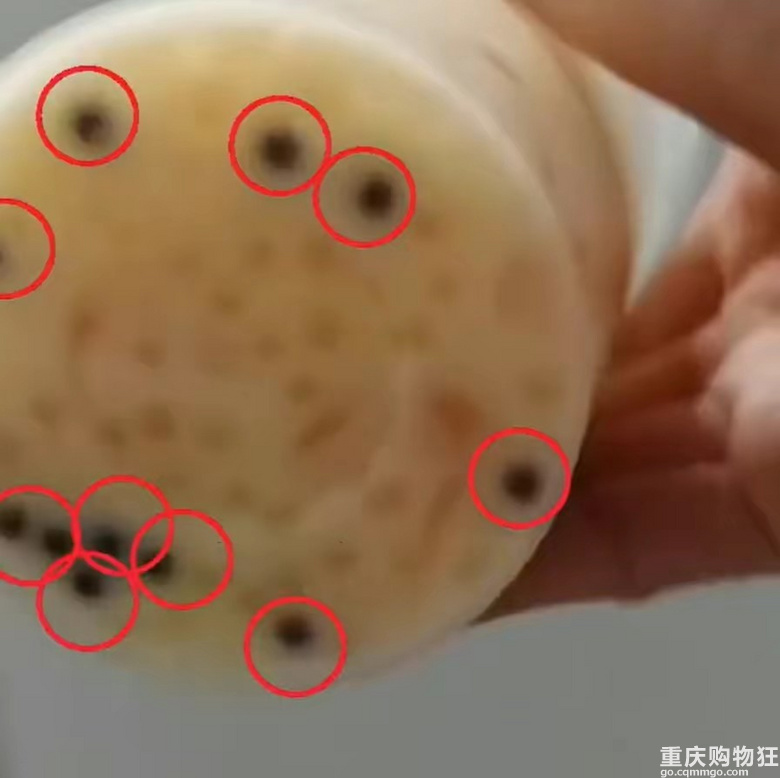 女子称在奶茶中喝出十余颗玻璃珠，“是带孔的手链珠子”