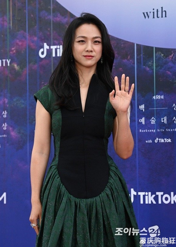 谁给汤唯选的礼服啊……