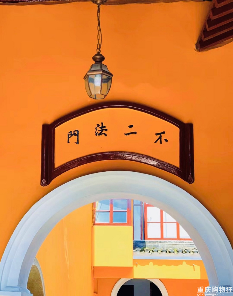 在上班和上进之间选择了上香的年轻人，据说普陀山求姻缘很灵