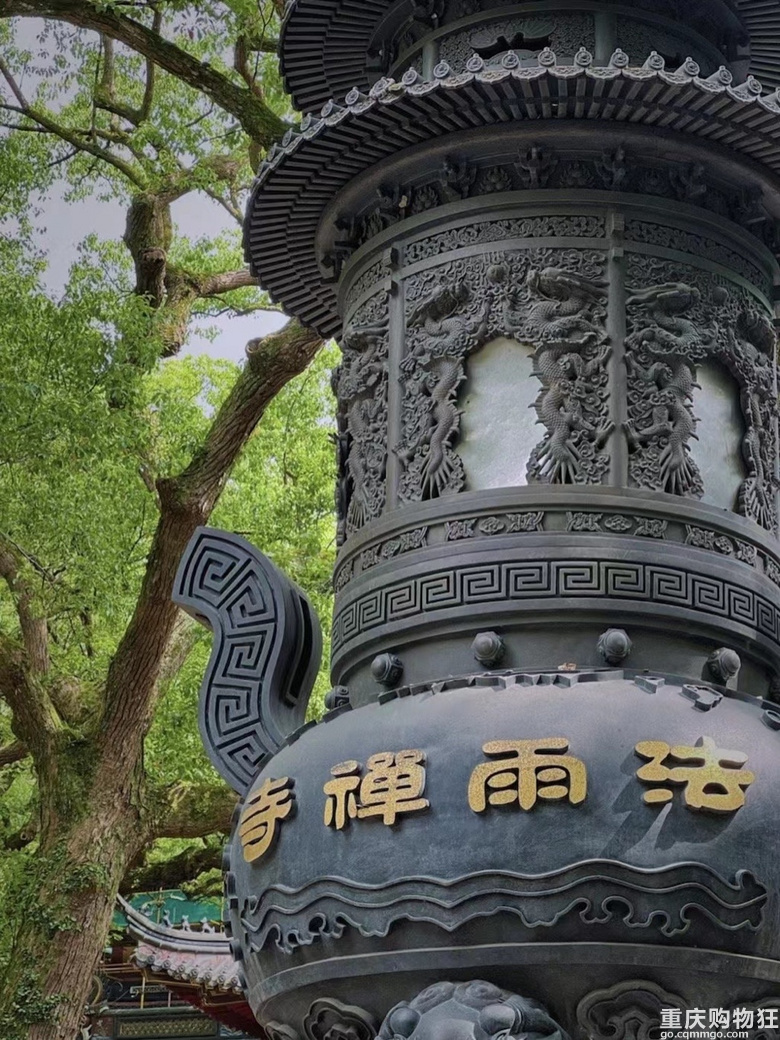 在上班和上进之间选择了上香的年轻人，据说普陀山求姻缘很灵