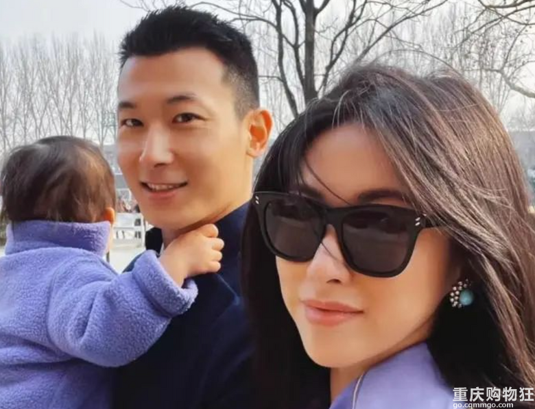 朱珠录浪姐老公带娃上班，1岁女儿和老外互动，笑容治愈神似妈妈
