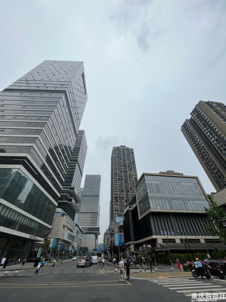 民主村：一边是高楼大厦一边是老城风情！