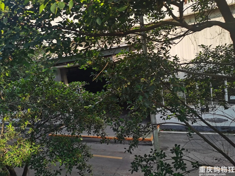 长安福特汽车回兴工厂停产了吗？员工的车熙熙攘攘的停得不多