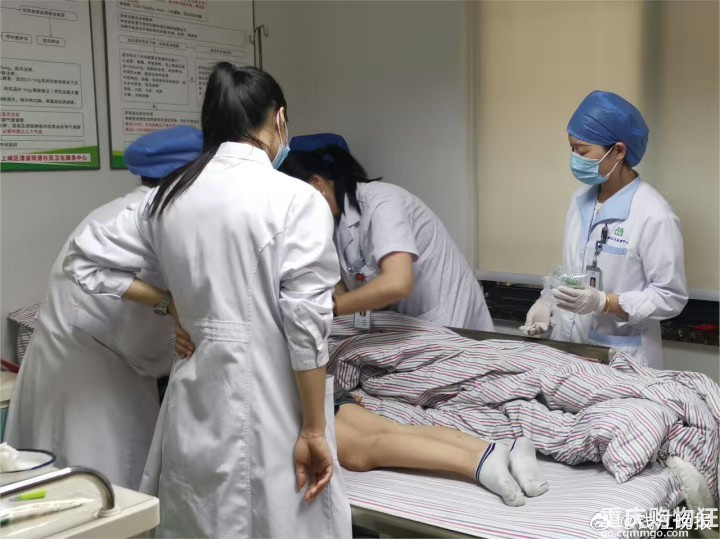 独居老人没开空调致热痉挛咬断两颗牙