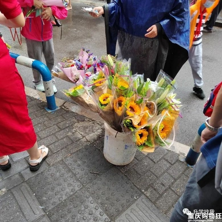 教师节，学校、老师都发通知“不收礼”了，但不出意外有这场面