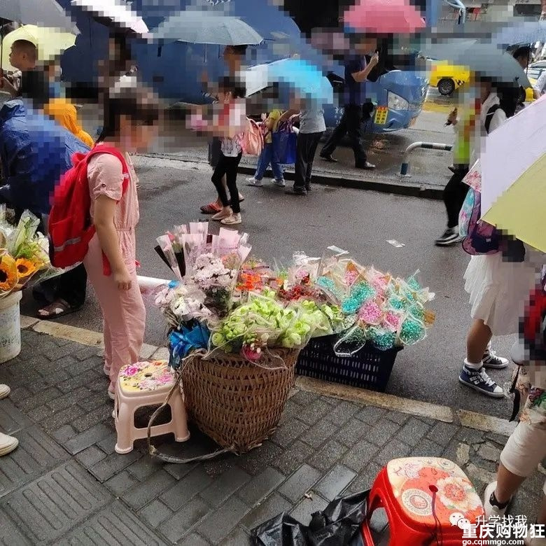 教师节，学校、老师都发通知“不收礼”了，但不出意外有这场面