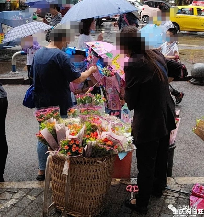 教师节，学校、老师都发通知“不收礼”了，但不出意外有这场面