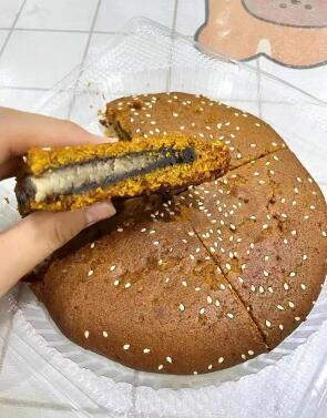 农村的奶奶寄了老家的月饼，让男朋友尝尝，他却嫌弃奶奶不干净