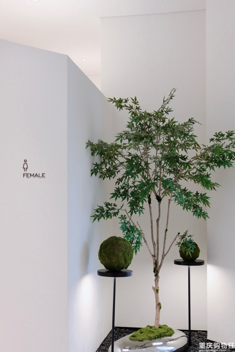 ● 现在这么卷吗？艺术馆搬进售房部，看展去个厕所门口都能拍片