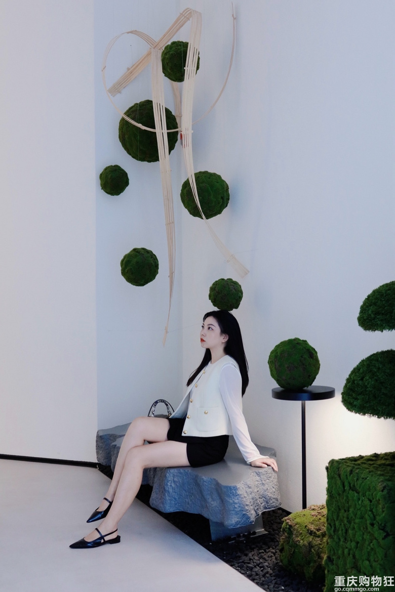 ● 现在这么卷吗？艺术馆搬进售房部，看展去个厕所门口都能拍片