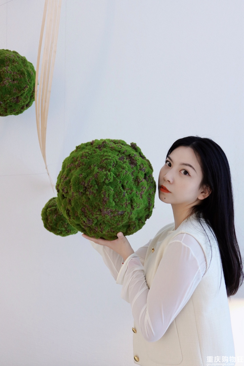 ● 现在这么卷吗？艺术馆搬进售房部，看展去个厕所门口都能拍片