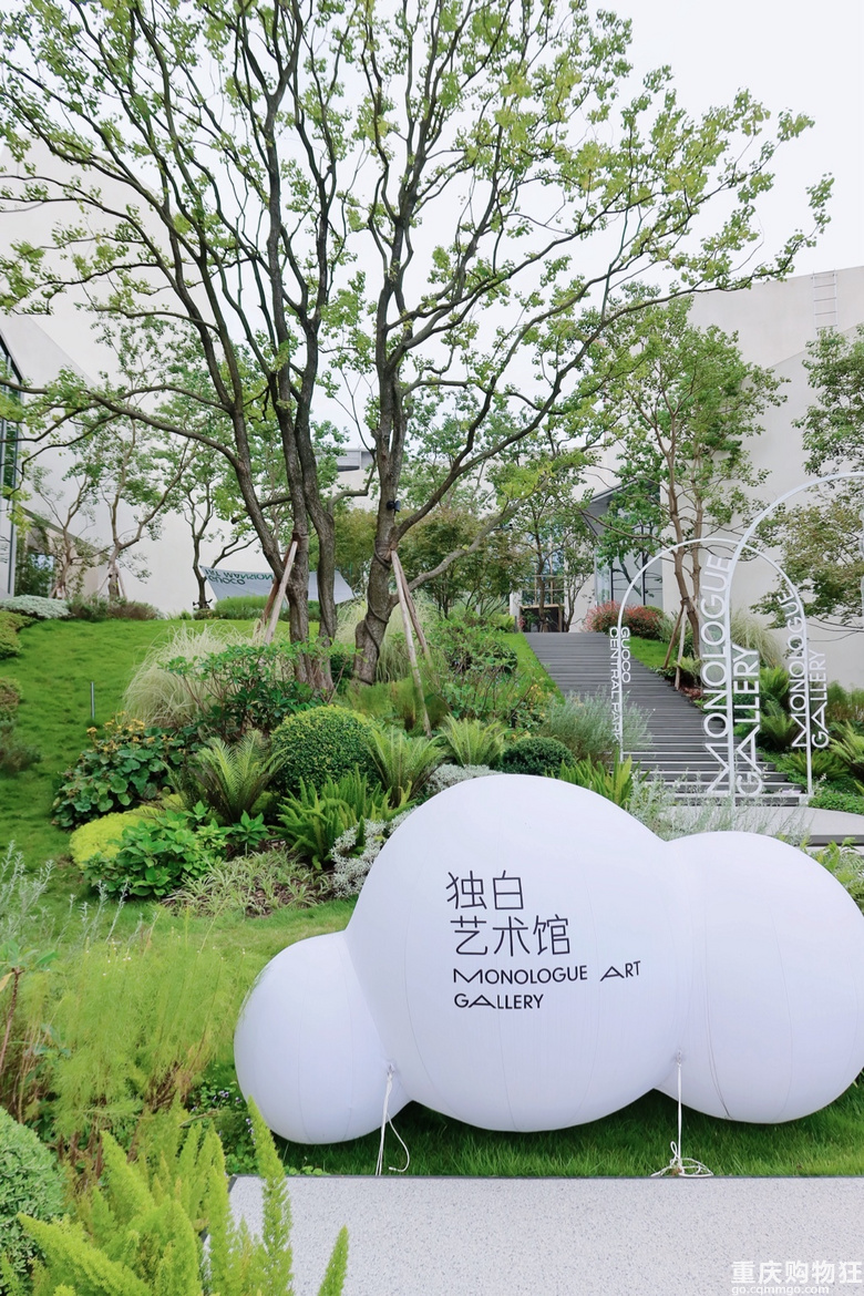● 现在这么卷吗？艺术馆搬进售房部，看展去个厕所门口都能拍片