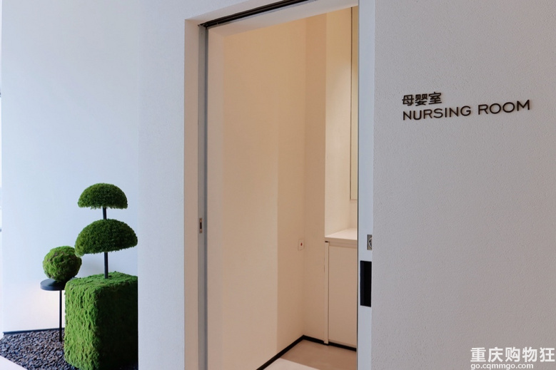 ● 现在这么卷吗？艺术馆搬进售房部，看展去个厕所门口都能拍片