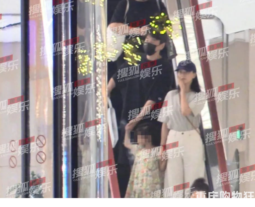 赵又廷高圆圆带女儿逛街，4岁Rhea牵爸妈的手荡秋千，身高瞩目