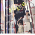 赵又廷高圆圆带女儿逛街，4岁Rhea牵爸妈的手荡秋千，身高瞩目