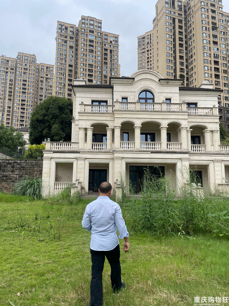 来嘛，凡尔赛的别墅降价800万，这回降得多撒，