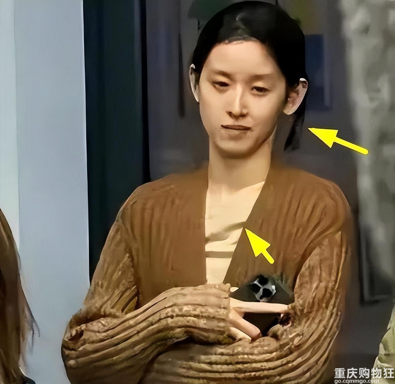章泽天素颜现身伦敦，带女儿参观学校，网友：真正的素颜都是这样