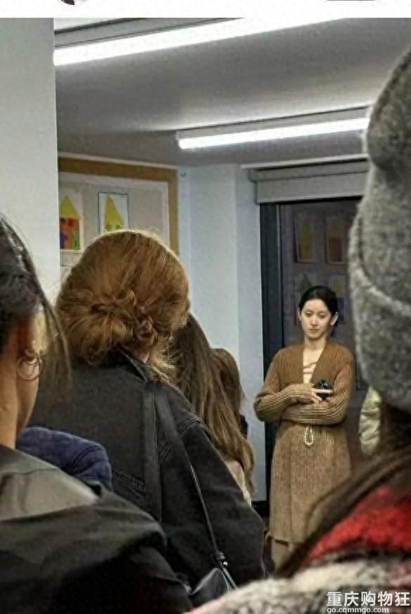 章泽天素颜现身伦敦，带女儿参观学校，网友：真正的素颜都是这样