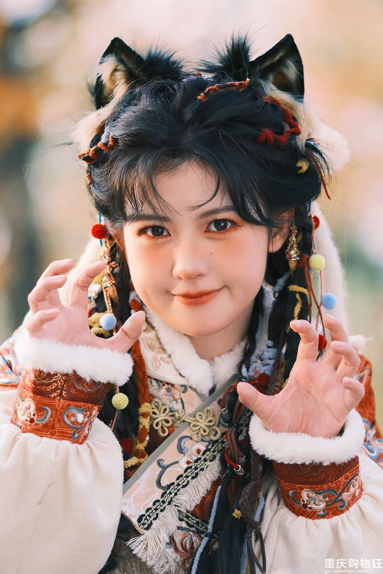 赖美云的少数民族写真好乖，像小说里常年深居山林的狼少主