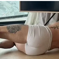 贝嫂狂晒48岁小贝半裸翘臀照，只穿白内裤！