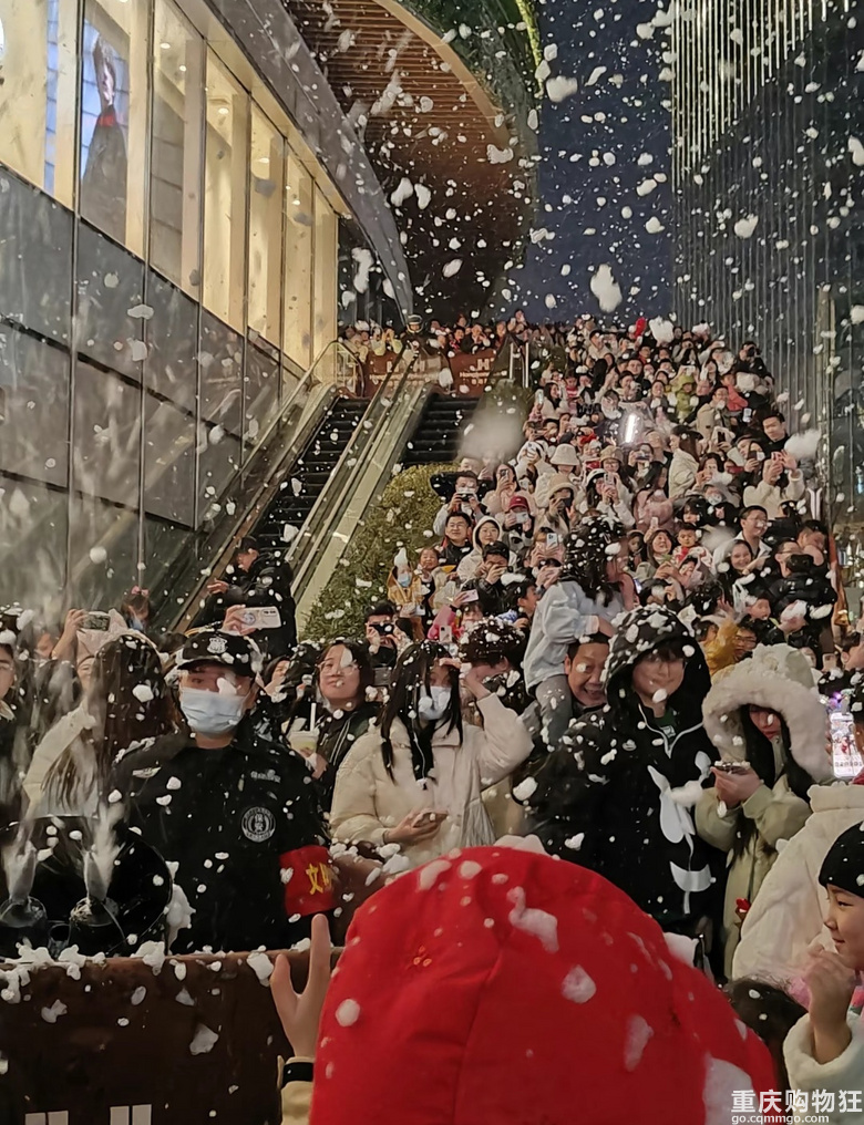 平安夜的光环，像曾经的解放碑