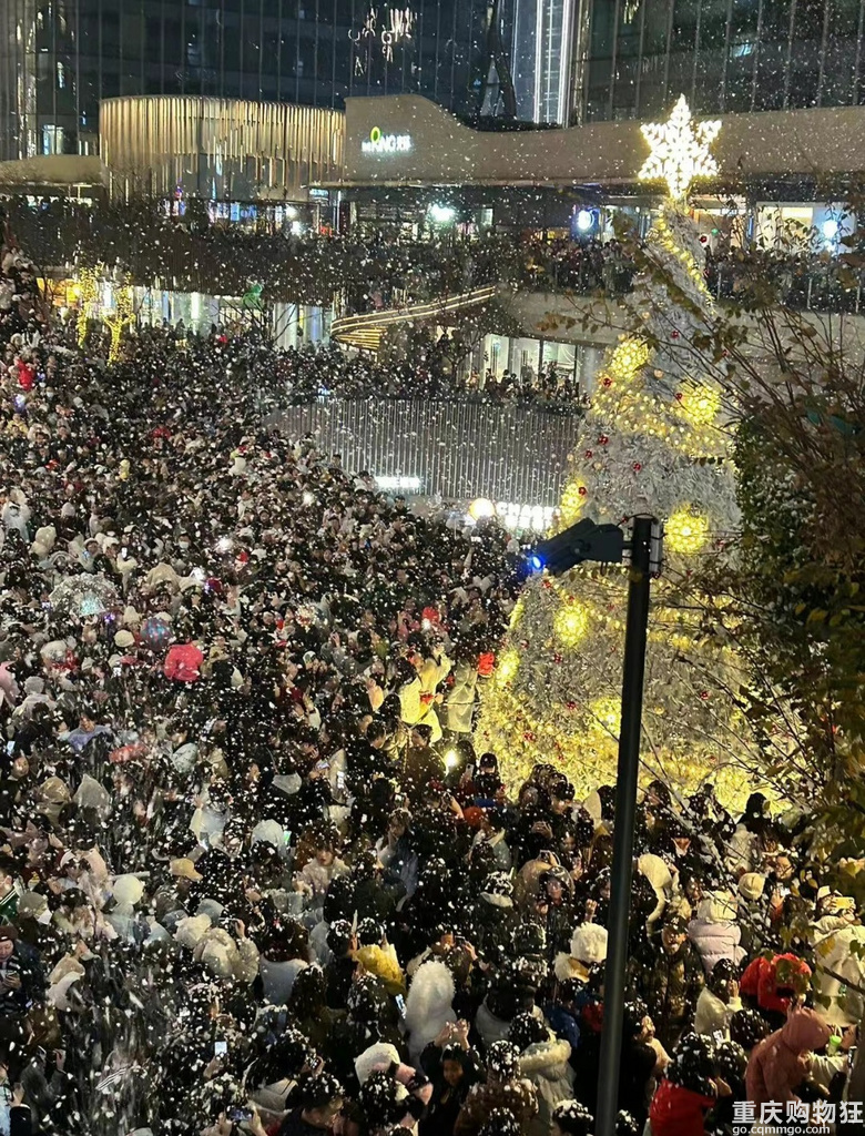 平安夜的光环，像曾经的解放碑