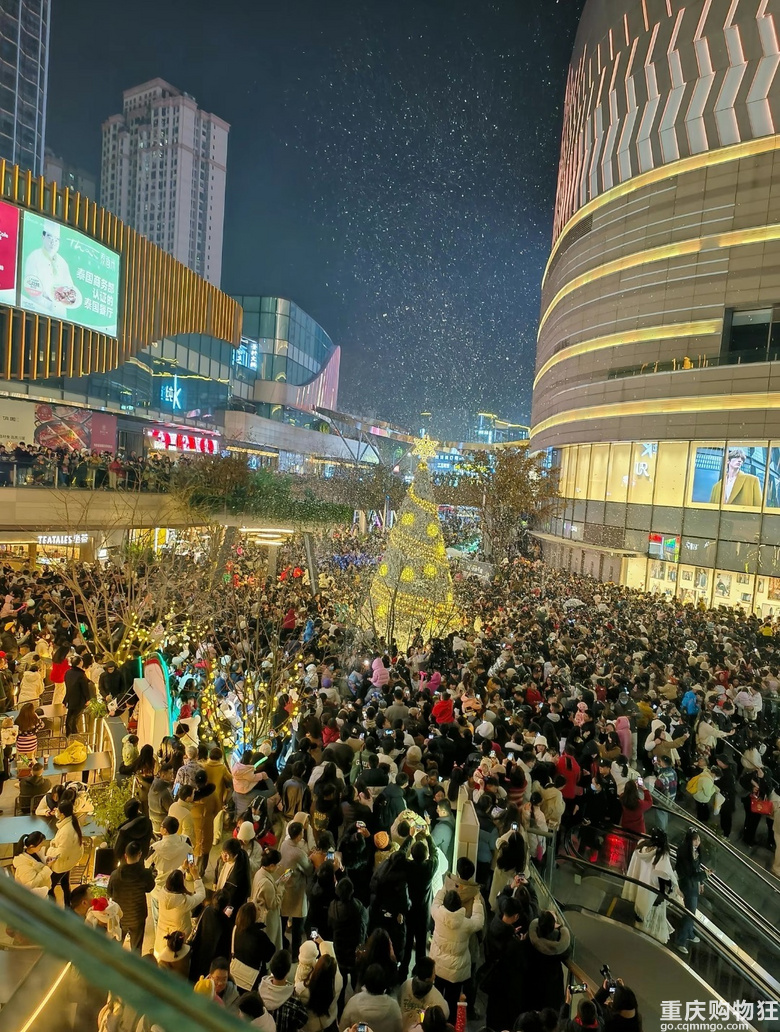 平安夜的光环，像曾经的解放碑