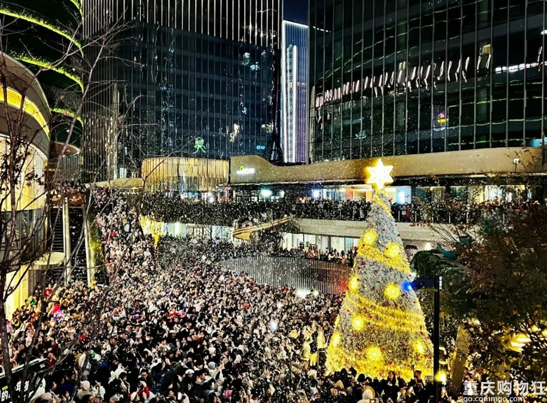 平安夜的光环，像曾经的解放碑
