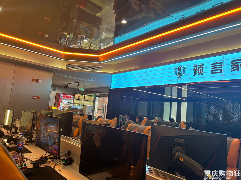 现在新开的网吧一台电脑要配两个鼠标，做生意这么卷了吗？