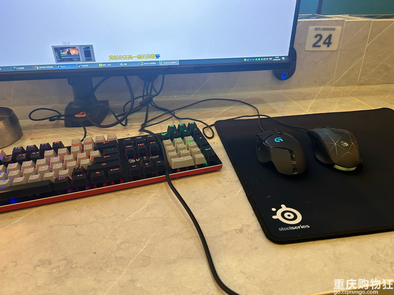 现在新开的网吧一台电脑要配两个鼠标，做生意这么卷了吗？