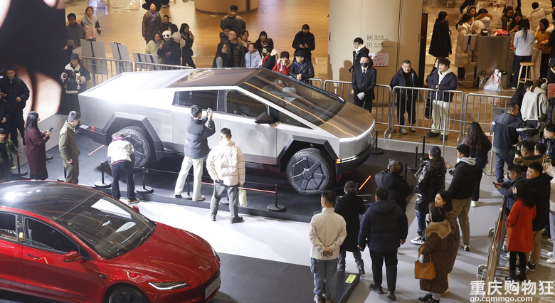 特斯拉赛博越野旅行车亮相重庆光环购物公园，上演科技年味大赏